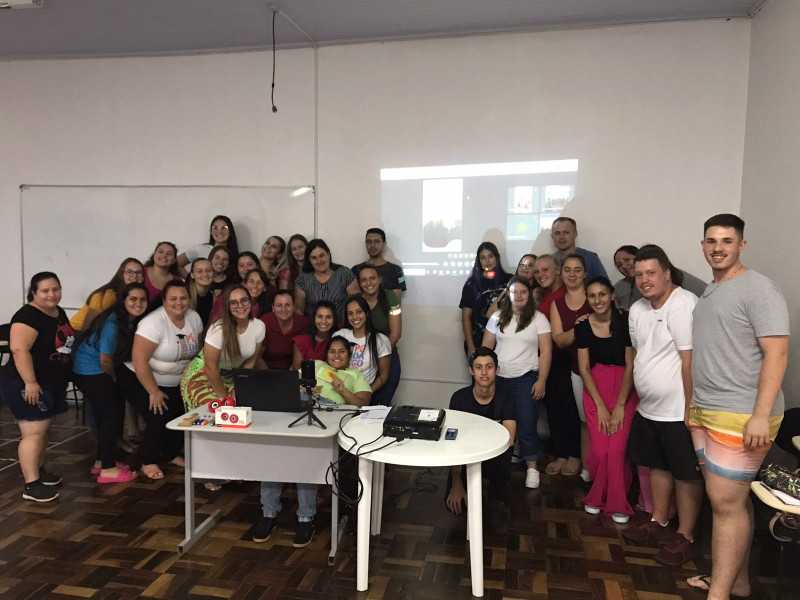 AULA DO CURSO DE PEDAGOGIA E SISTEMAS PARA INTERNET COM A PARTICIPAÇÃO REMOTA DE PROFESSOR DOUTORANDO DA PUC DE PORTO ALEGRE/RS