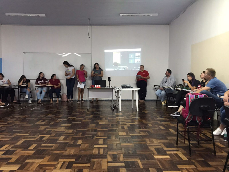 AULA DO CURSO DE PEDAGOGIA E SISTEMAS PARA INTERNET COM A PARTICIPAÇÃO REMOTA DE PROFESSOR DOUTORANDO DA PUC DE PORTO ALEGRE/RS